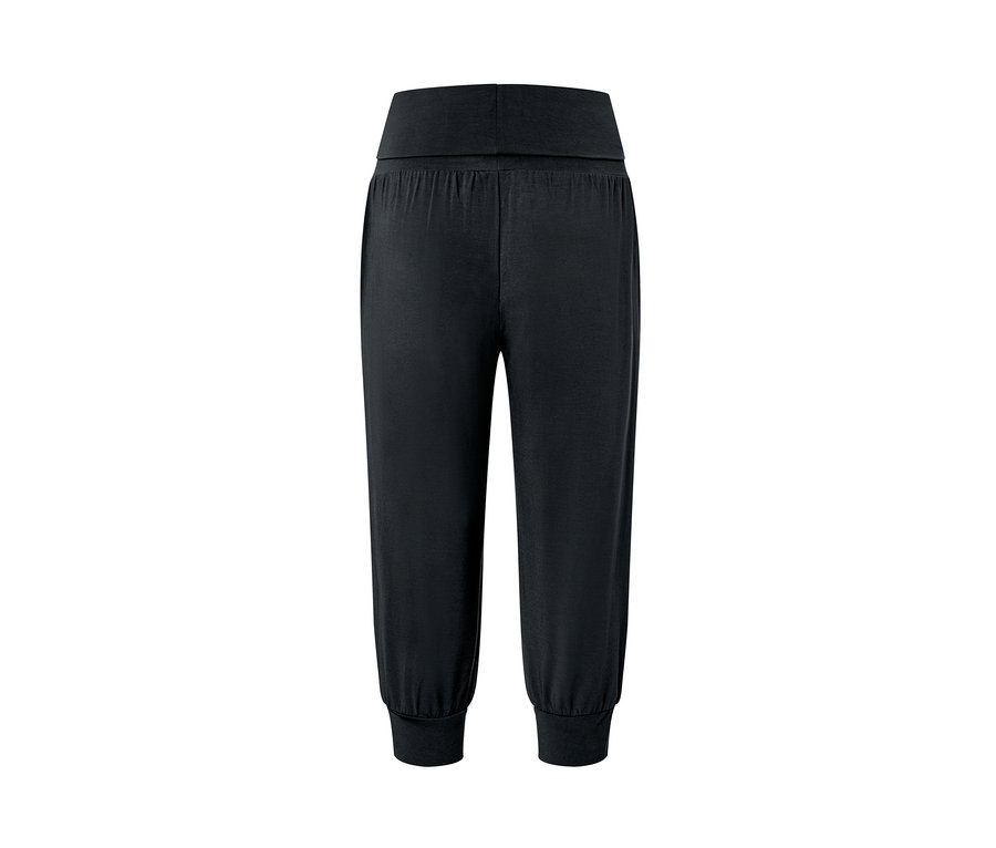 Siyah renkli 3/4 yoga pantolonu. 