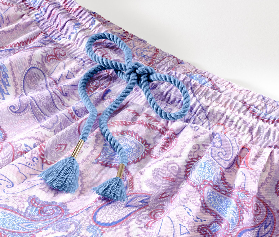 Mor desenli ve mavi ipli Şortlu Pijama Takımı detayı.