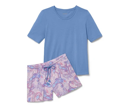 Mavi tişört ve çiçek desenli şortlu pijama takımı.