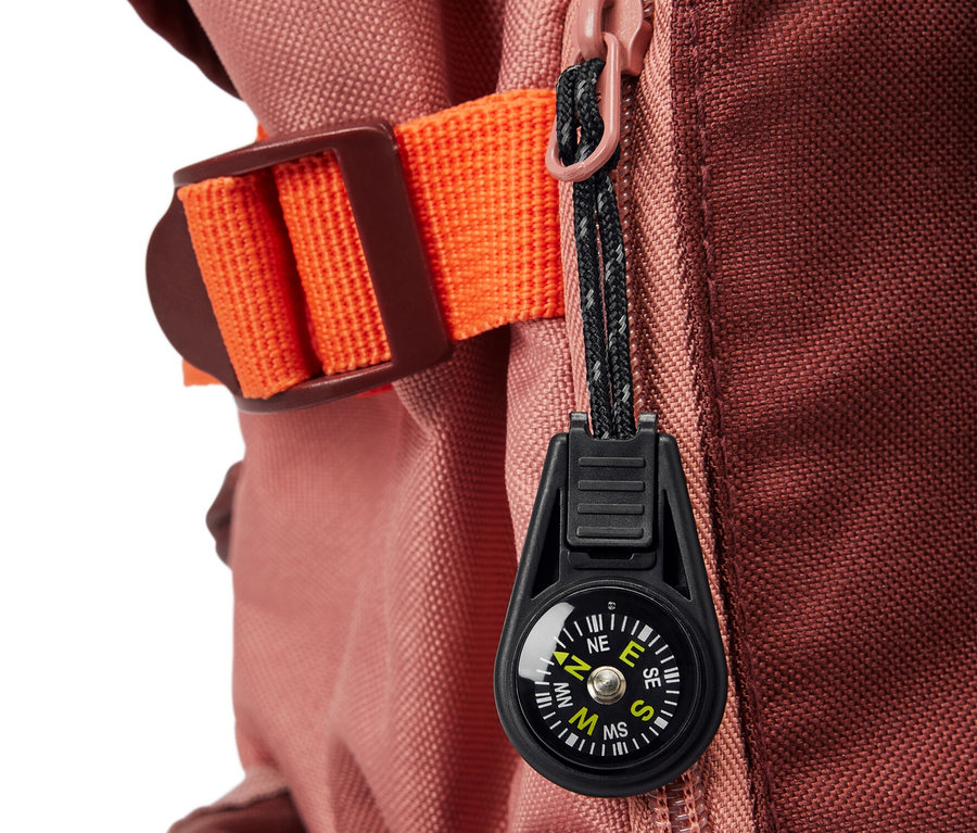 2 Fermuar ucu bulunan bir sırt çantası detayı.