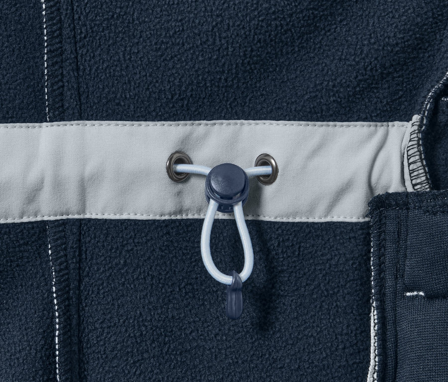 Buz grisi softshell montun ipli detayının yakın çekimi.
