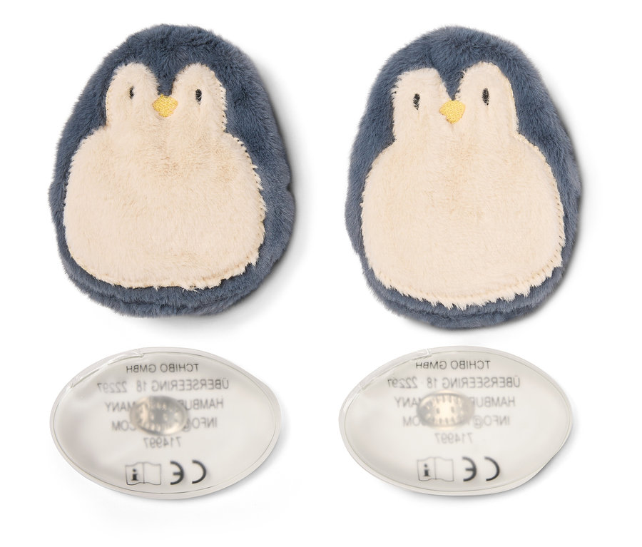 Beyaz bir arka plan üzerinde penguen şeklinde iki çift ısıtma yastığı.