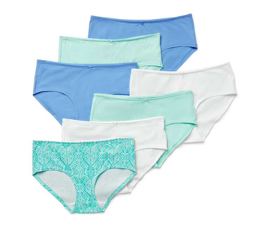 Farklı renklerde yedi adet külot. Bazıları mavi, yeşil ve beyaz. Bir tanesi turkuaz renginde ve desenli.