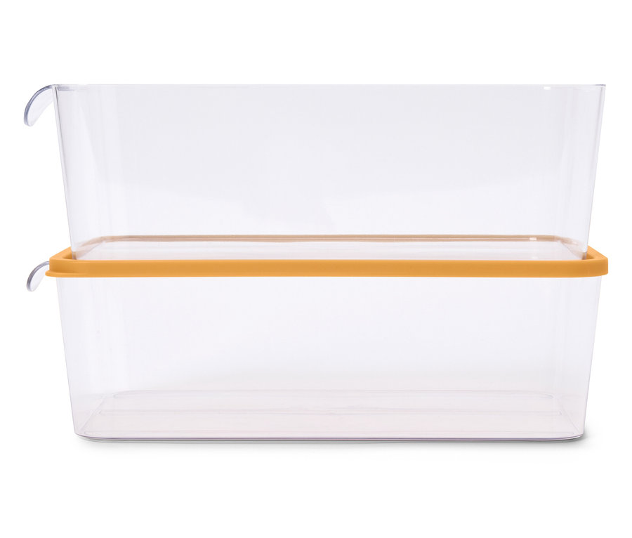 İki şeffaf plastik saklama kutusu üst üste yığılmış, alttaki kutunun sarı bir kenarı var.