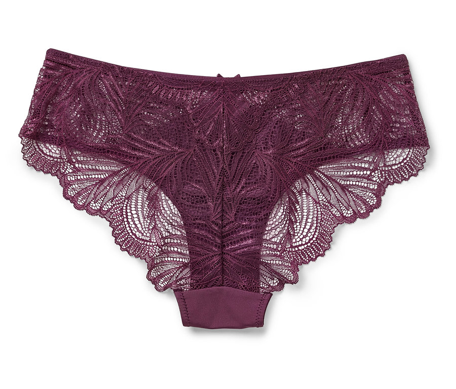 Beyaz bir arka plan üzerinde bordo rengi kadın dantel külotunun yakın çekimi.