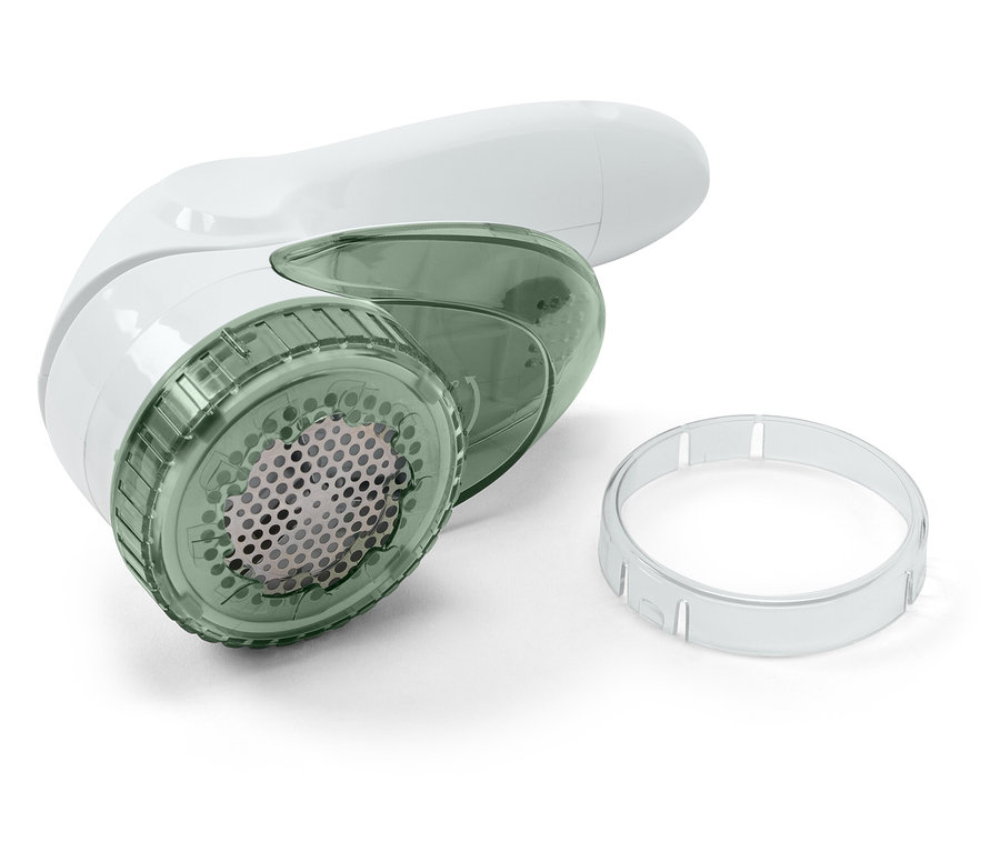 Beyaz bir tiftik temizleyici, şeffaf yeşil uçlu ve beyaz bir arka planda şeffaf plastik bir halka ile birlikte duruyor.