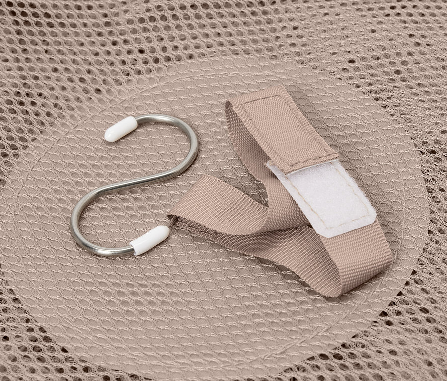 Bir kanca ve bir kayış bej bir saklama filesinin üzerinde duruyor.