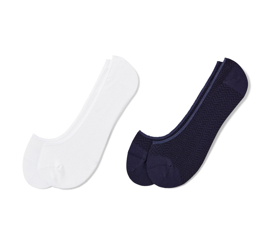 İki Çift Bileksiz Sneaker Çorabı: bir çift beyaz, bir çift lacivert.