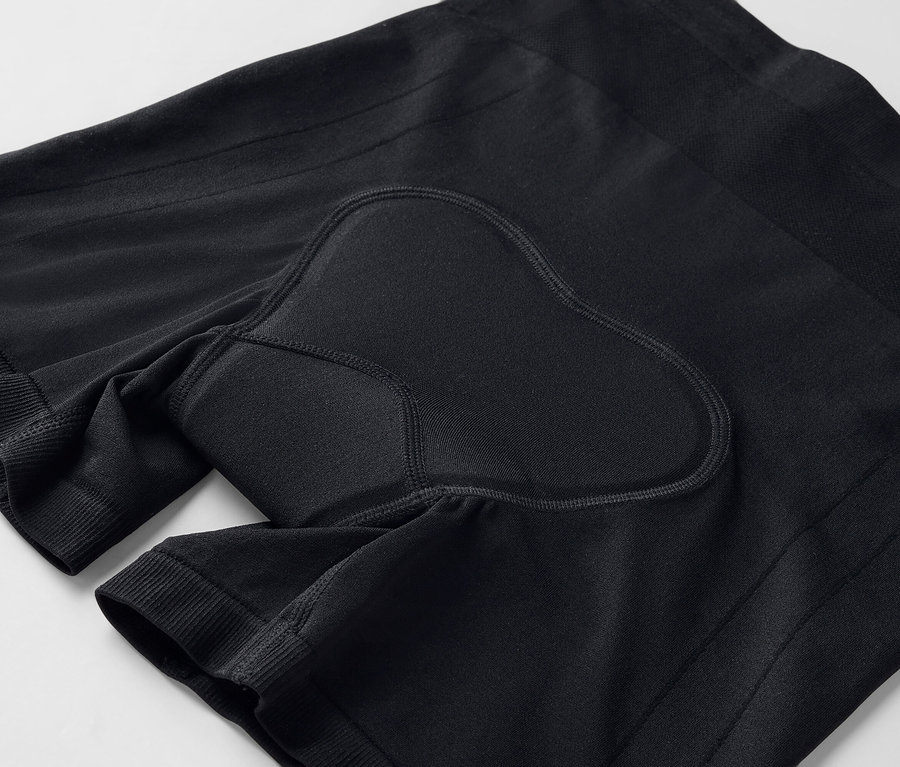 Dolguya sahip siyah bisiklet şortunun yakın çekimi.