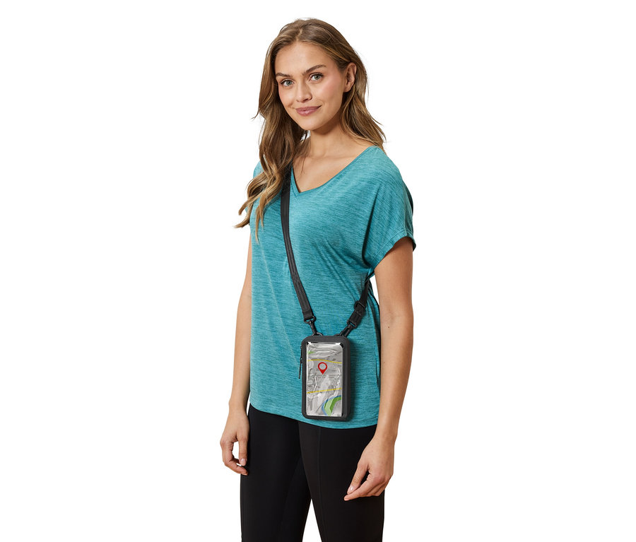 Kadın boynunda siyah askılı şeffaf harita kılıfı, mavi tişört ve siyah pantolon giyiyor.