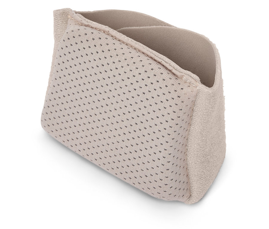 Beyaz arka planda noktalı bej kumaş saklama kutusu.