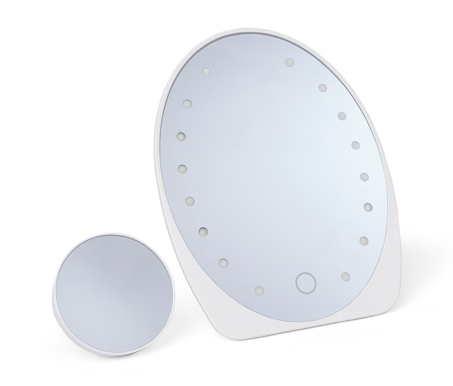 Beyaz bir arka plan üzerinde iki adet beyaz LED'li kozmetik aynası.