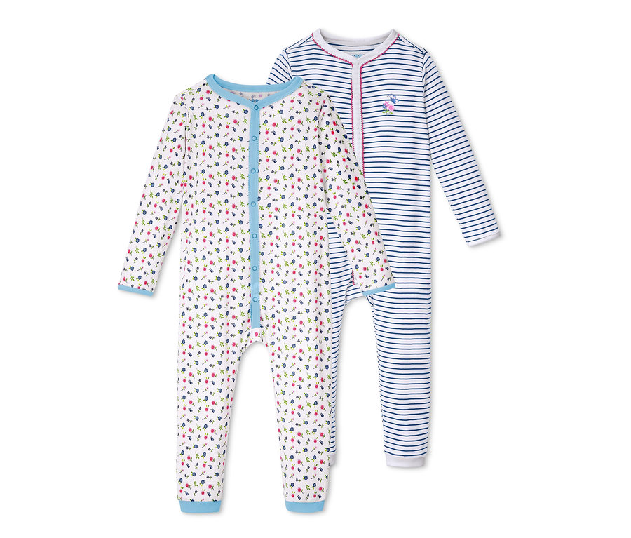 Biri desenli, diğeri mavi-beyaz çizgili iki pijama.