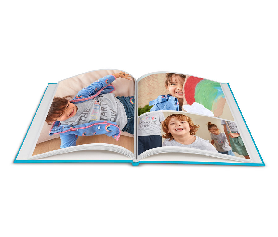 Çocukların fotoğraflarının bulunduğu açık bir kitap, kot şortlu, mikro polar montlu ve "FUTURE" tişörtlü bir çocuk dahil.