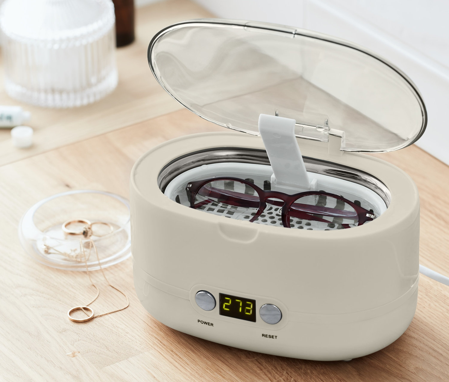 Gözlük, ultrasonik temizleyicide temizleniyor.