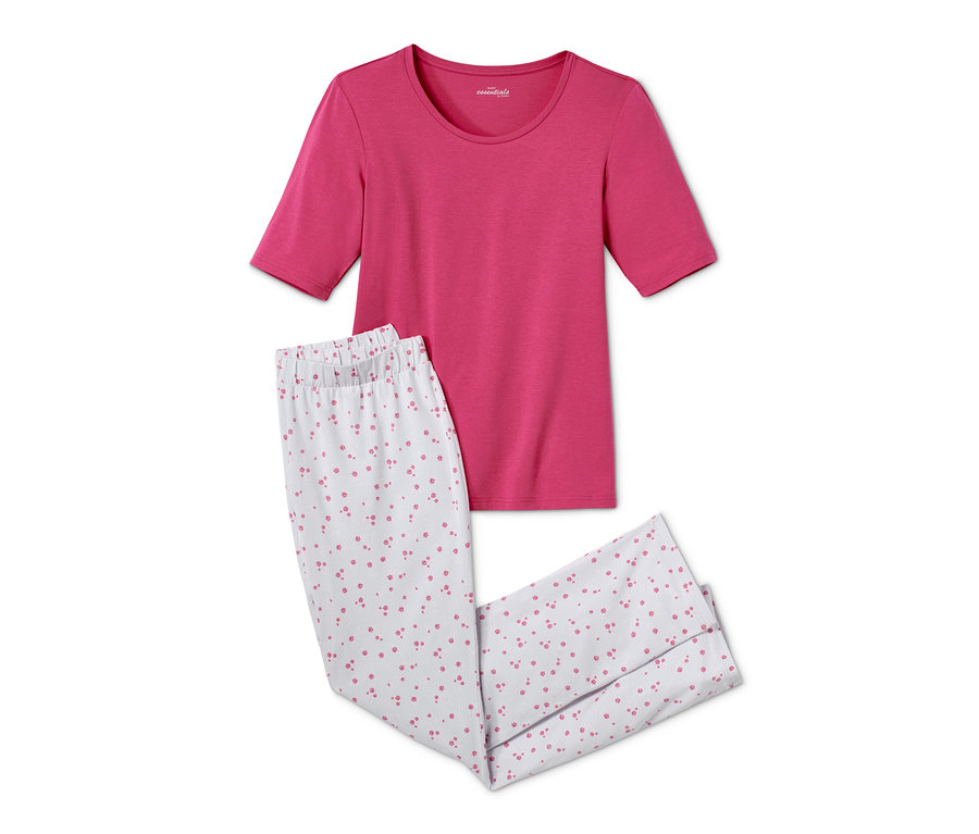 Kısa kollu pembe pijama üstü ve çiçek desenli beyaz pijama altı.