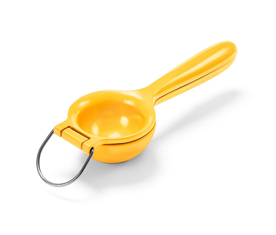 Beyaz bir arka plan üzerinde sarı bir limon sıkacağı.