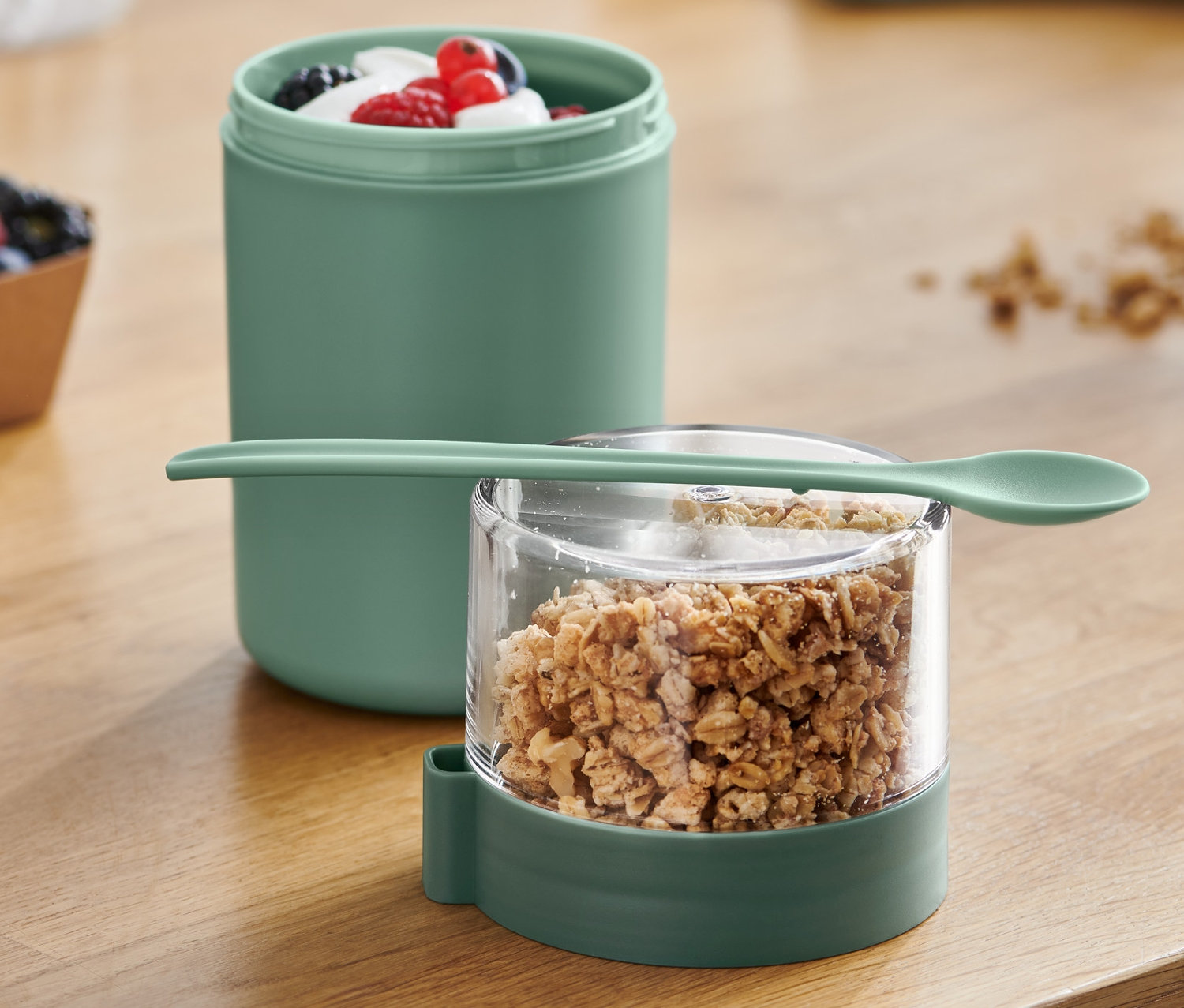 Müsli ve meyvelerle birlikte bir taşınabilir yoğurt kabı görülüyor.