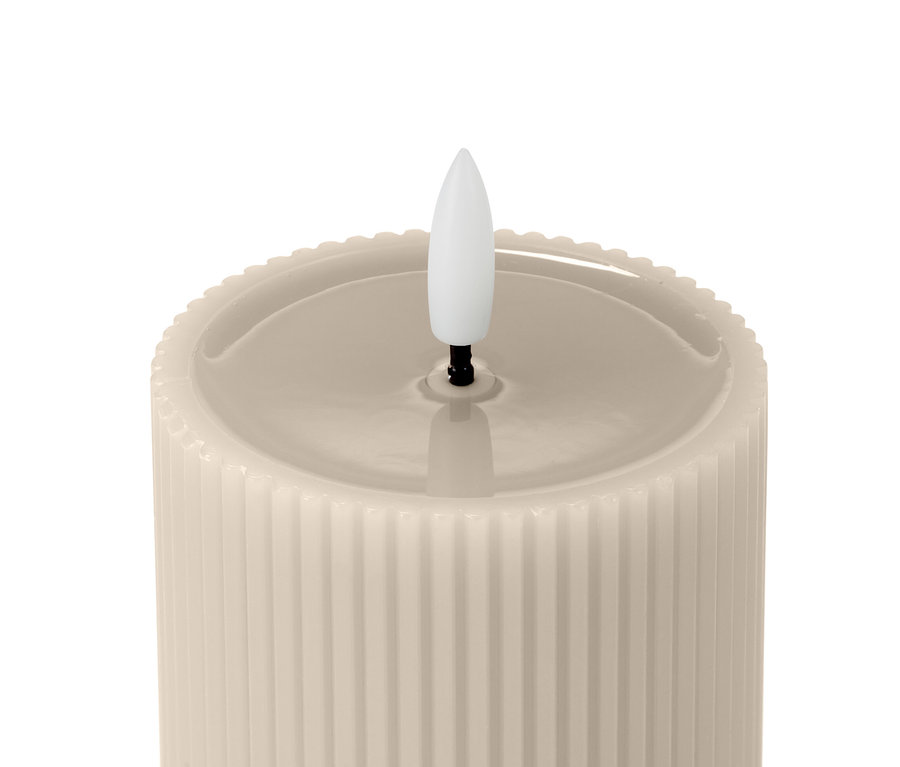 İki adet gerçek mum yüzeyli LED mumun yakın çekimi. 