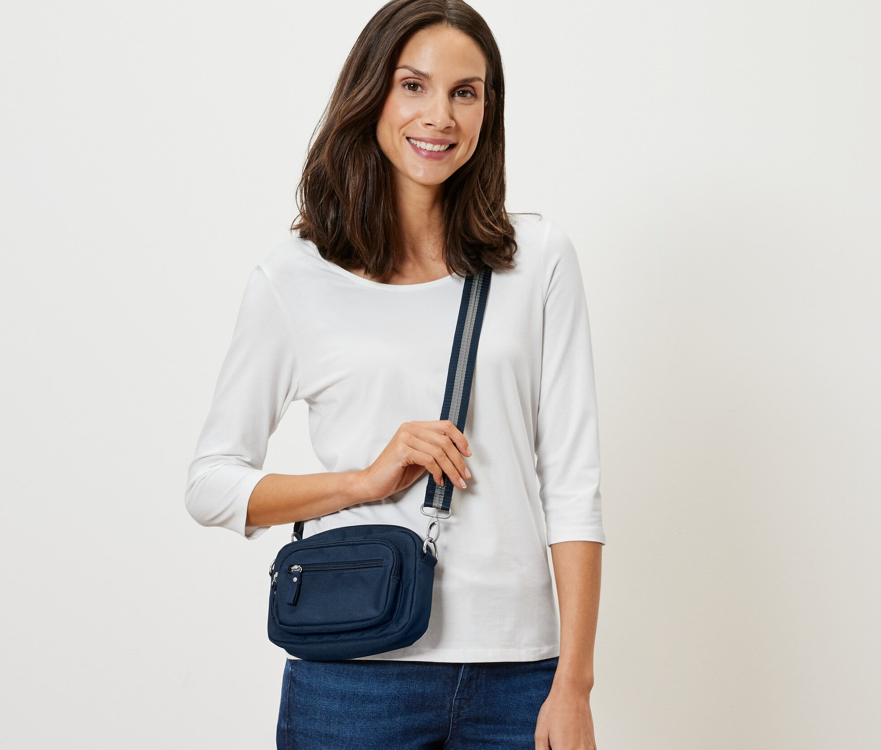 Kadın lacivert Güvenli Omuz ve Bel Çantası ile poz veriyor.
