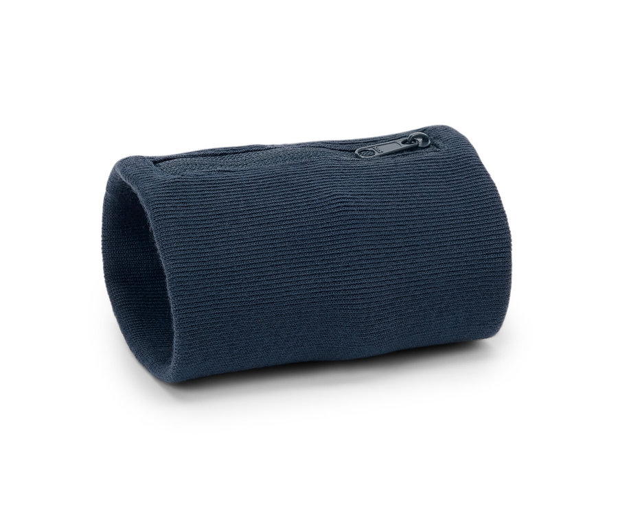 Fermuarlı, lacivert, güvenli bilek cüzdanının yakın çekimi.