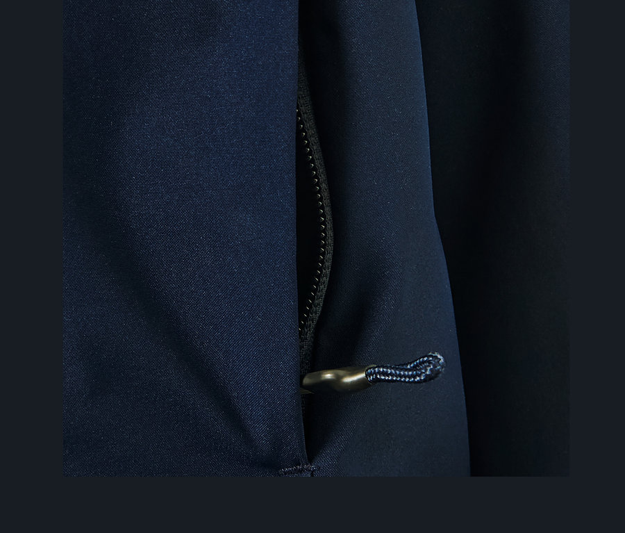 Fermuarlı, mavi renkli 3'ü 1 arada outdoor montun yakın çekim detayı.