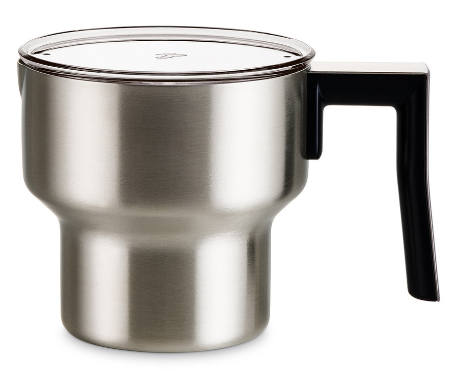 Siyah bir indüksiyonlu süt köpürtücünün yakın çekim görüntüsü.