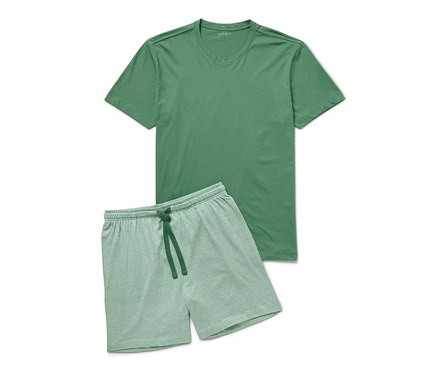 Yeşil kısa pijama takımı, tişört ve yeşil ipli şorttan oluşuyor.