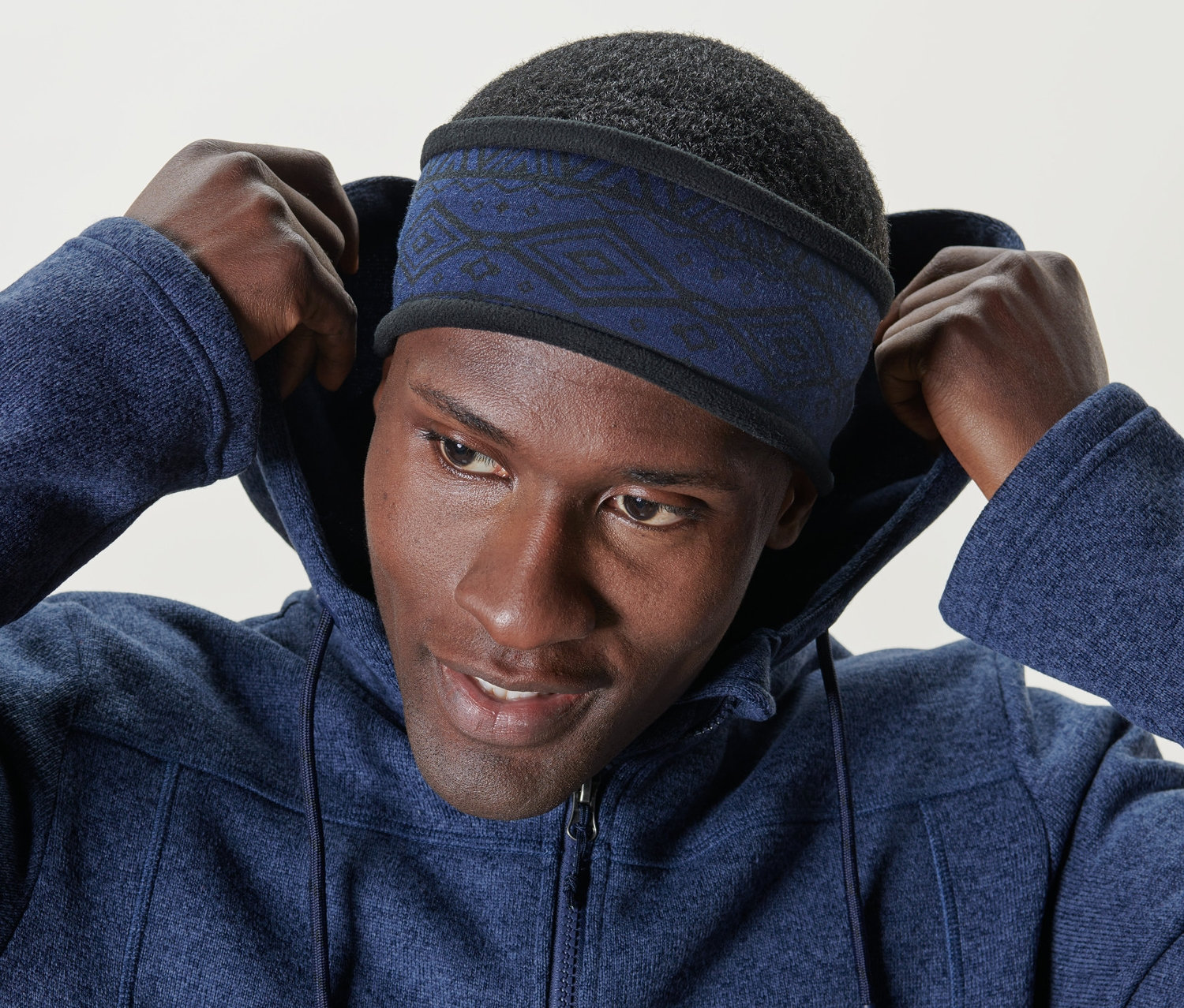 Adam mavi termal saç bandını başına takıyor