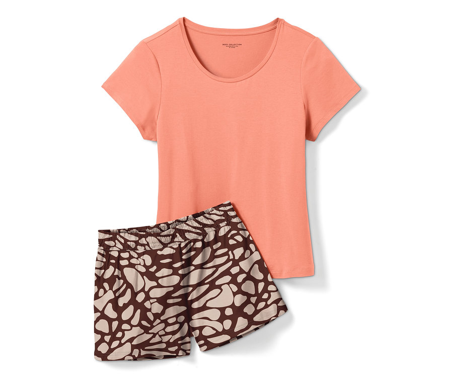 Mercan rengi tişört ve kahverengi desenli şorttan oluşan Şortlu Pijama Takımı beyaz bir zeminde duruyor.