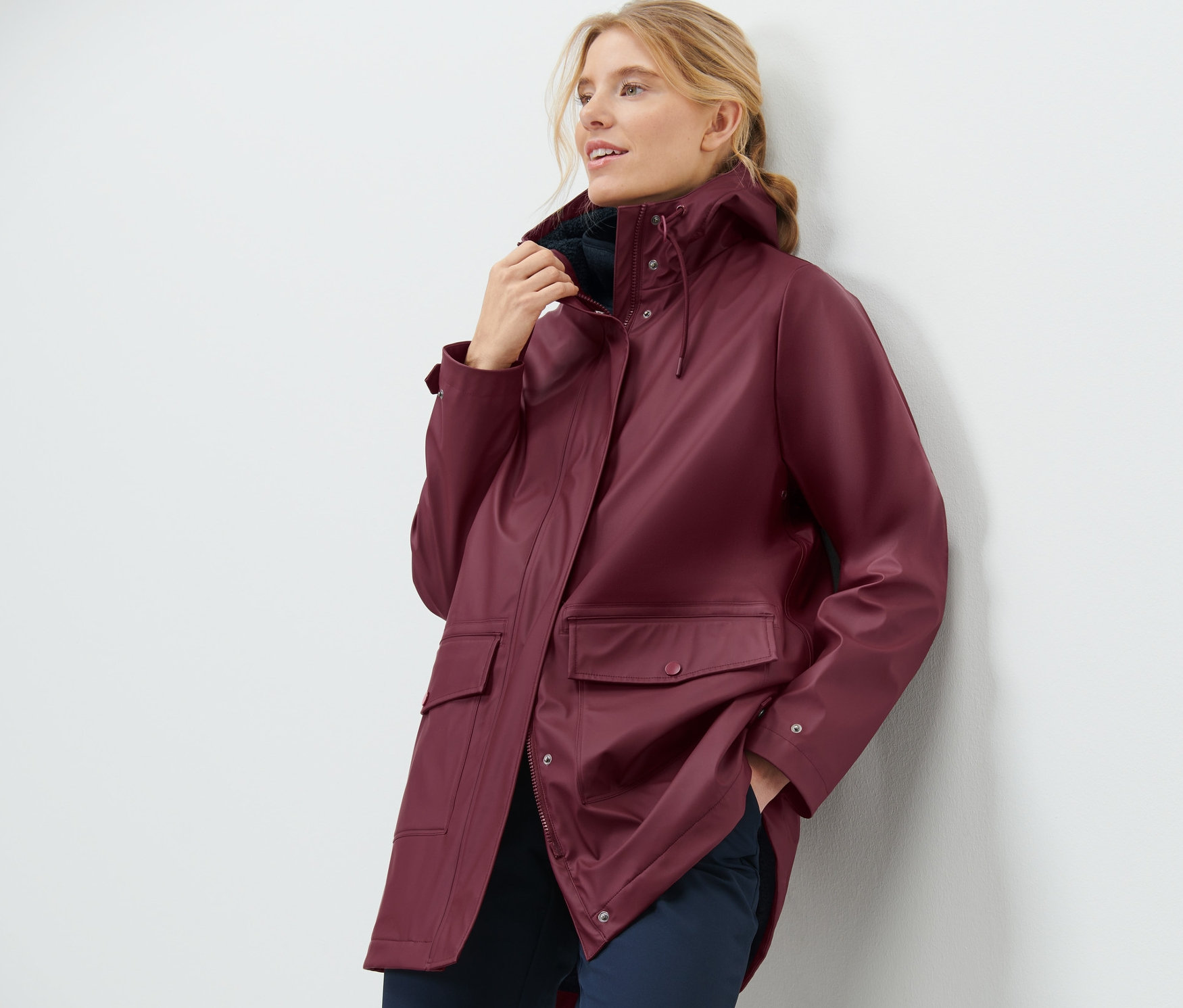 Bordo renkli teddy yağmurluklu bir kadın poz veriyor.