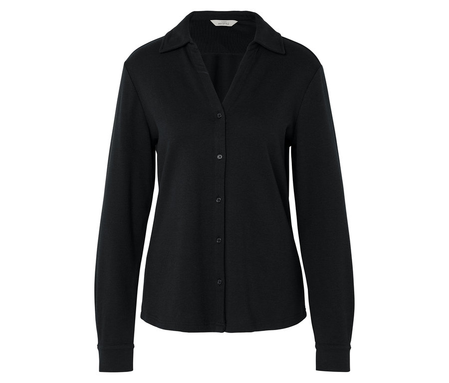 Düğmeli, uzun kollu, siyah gömlek.