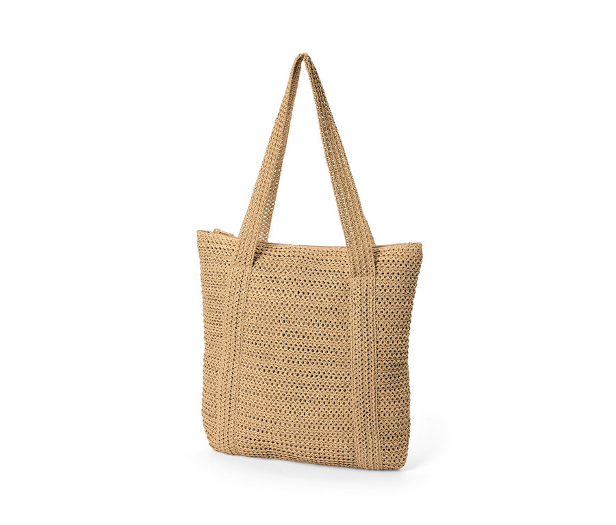 Beyaz arka planda hasır görünümlü bir alışveriş çantası detayı.