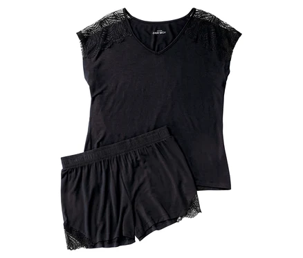 Omuz ve bacak kısımlarında dantel detayları bulunan siyah renkli shorty-pijama.