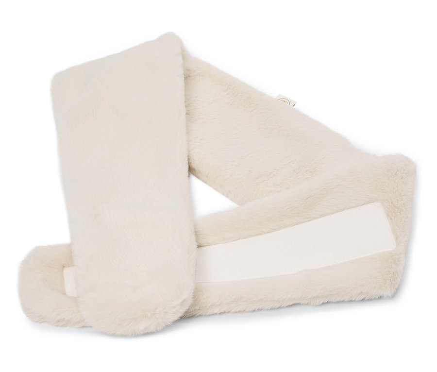 Beyaz bir arka plan üzerinde beyaz cırt cırtlı kapaması olan krem rengi, astarlı suni kürk atkı.