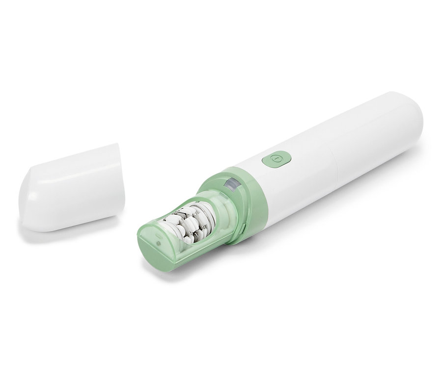 Yeşil detaylara sahip beyaz, elektronik bir ayak törpüsü, beyaz bir arka plan üzerinde koruyucu kapağı çıkarılmış şekilde duruyor.