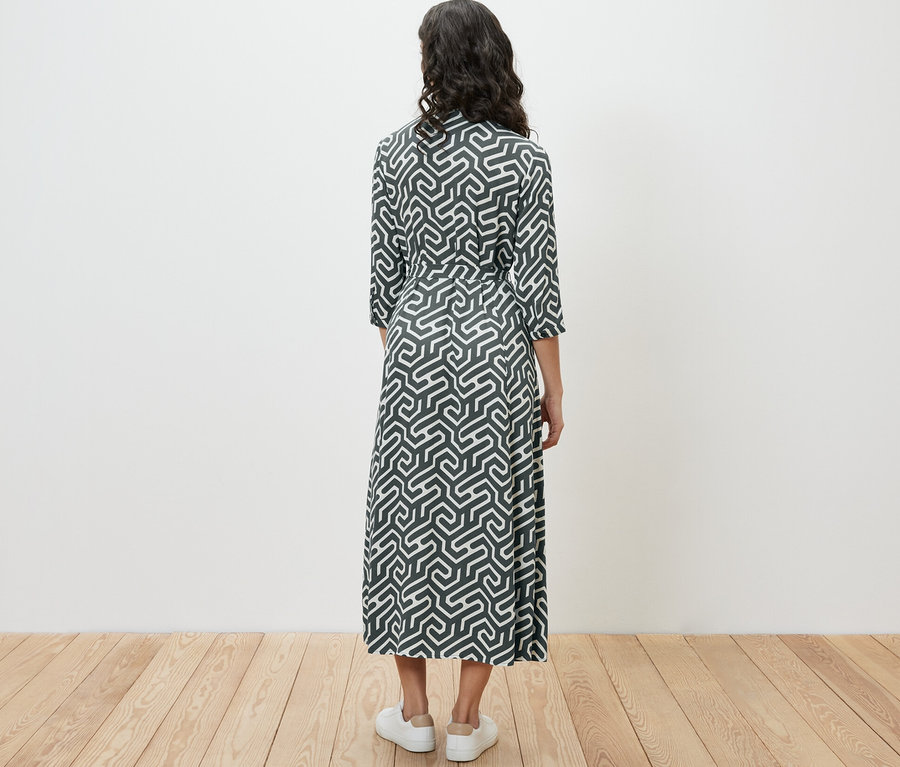 Arkadan görünen, desenli gömlek elbise giyen kadın.