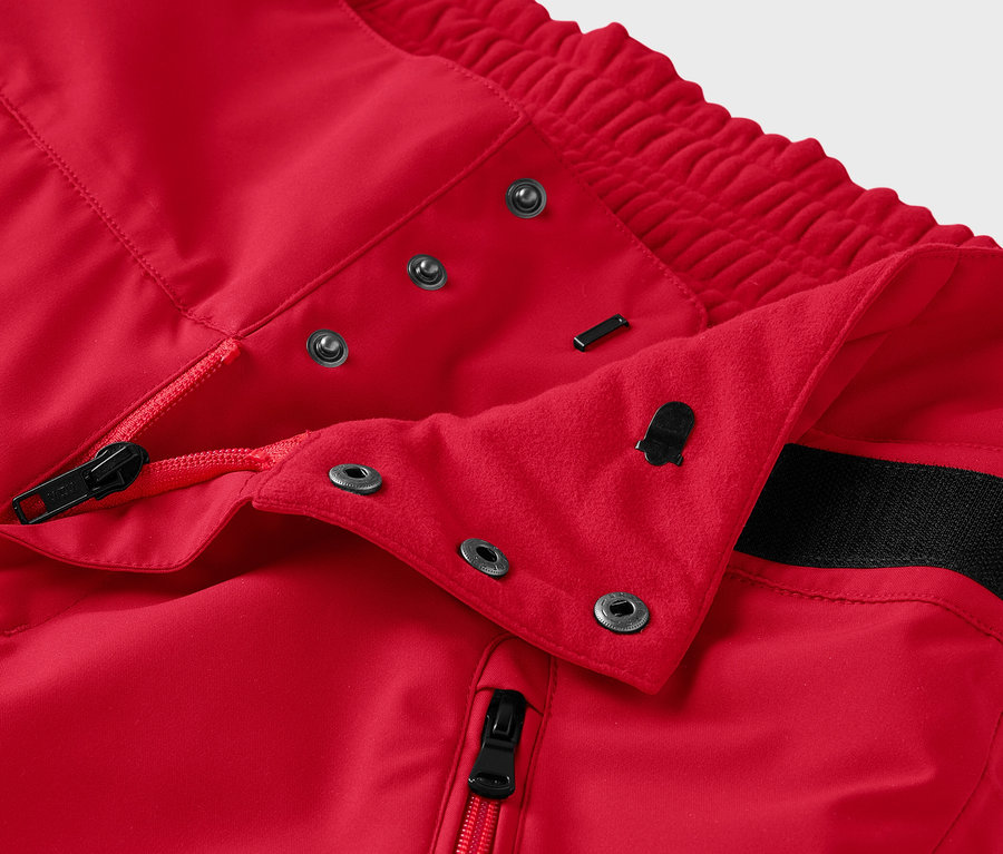 Fermuarlı ve çıtçıtlı kırmızı bir pantolonun detayı.