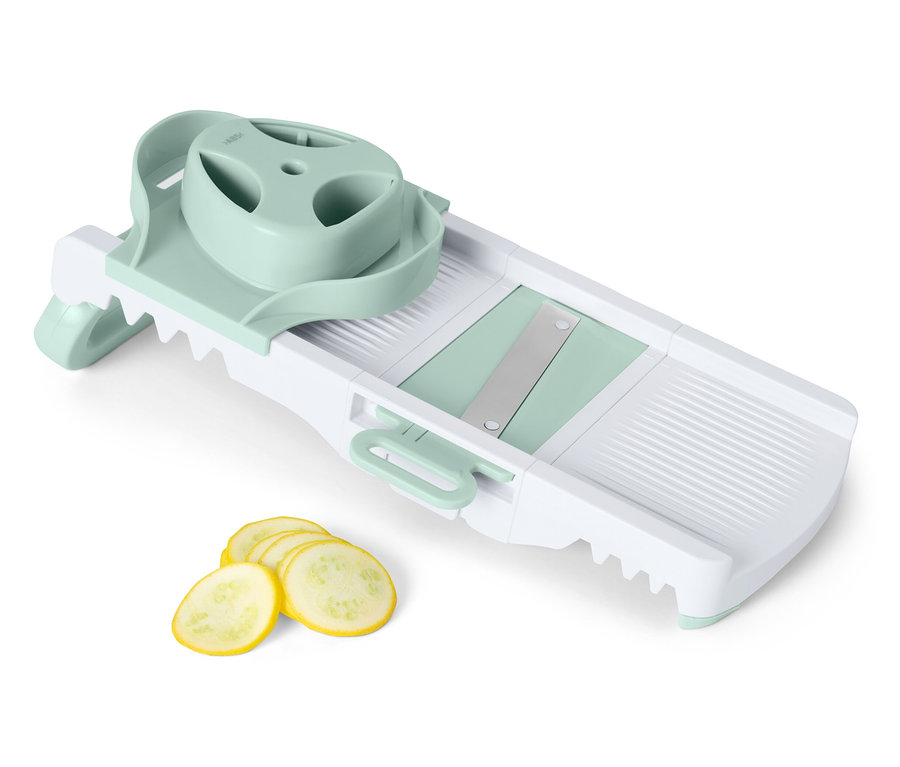 Dilimlenmiş sarı kabaklı sebze dilimleyici.