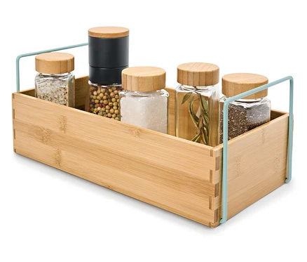 Bambu kutu içinde, doğal ahşap kapaklı, tuz, karabiber ve baharat içeren beş adet cam kap bulunmaktadır.