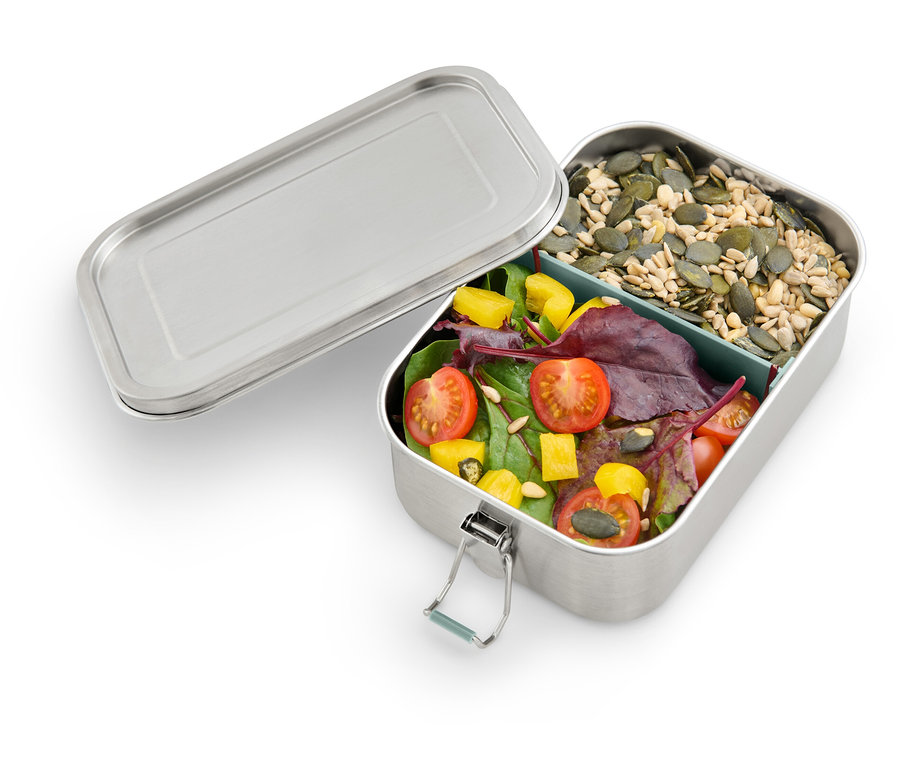 Açık metal yemek kutusu, salata ve tohumlarla dolu.