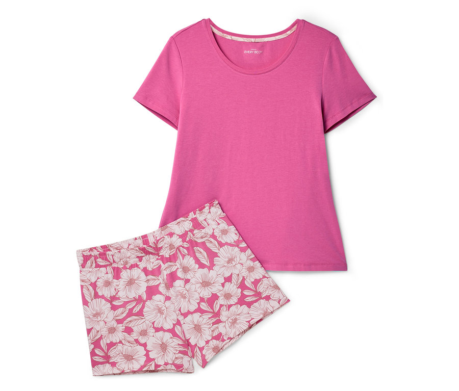 Pembe kısa pijama takımı, tişört ve çiçek desenli şorttan oluşuyor.