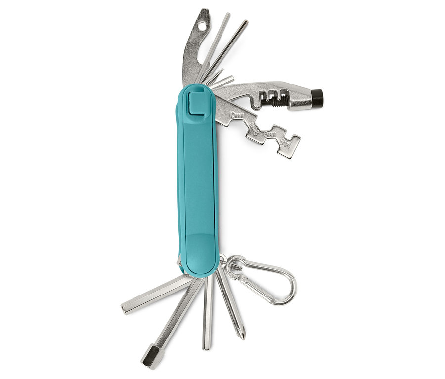 Mavi saplı ve tornavidalar, alyan anahtarları ve zincir pimi sökücü dahil olmak üzere çeşitli paslanmaz çelik aletlere sahip çok amaçlı bir aletin yakın çekimi, beyaz bir arka plan üzerinde.