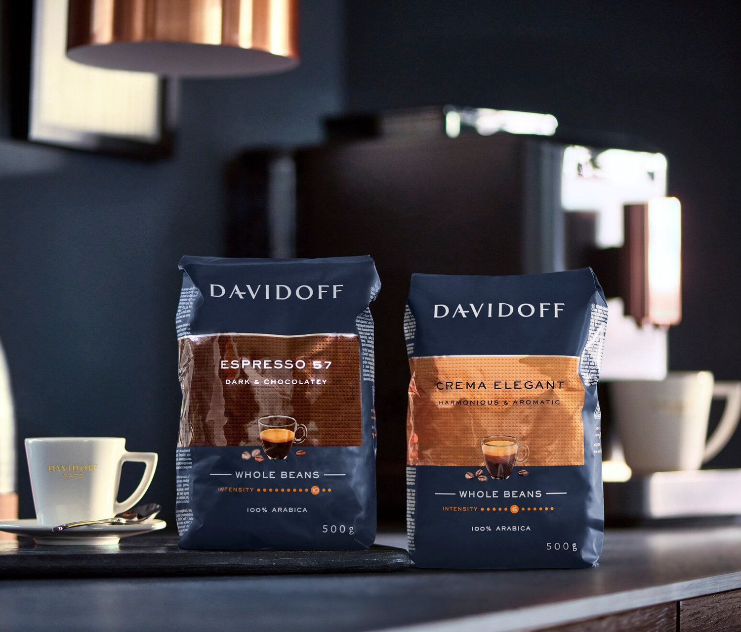 Bir mutfak tezgahında duran iki paket Davidoff kahvesi, Espresso 57 ve Crema Elegant.