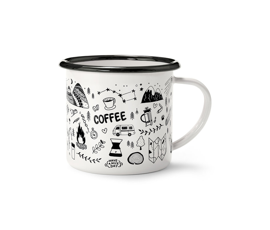 Siyah kenarlı ve kulplu, üzerinde siyah renkli doğa temalı çizimler ve "Coffee" yazısı olan beyaz kupa.