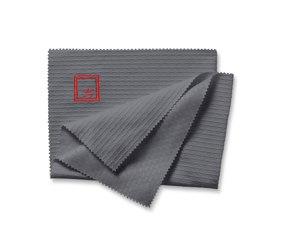 Beyaz arka planda temizlik bezi setinden gri bir cam bezi ve parlatma bezi.