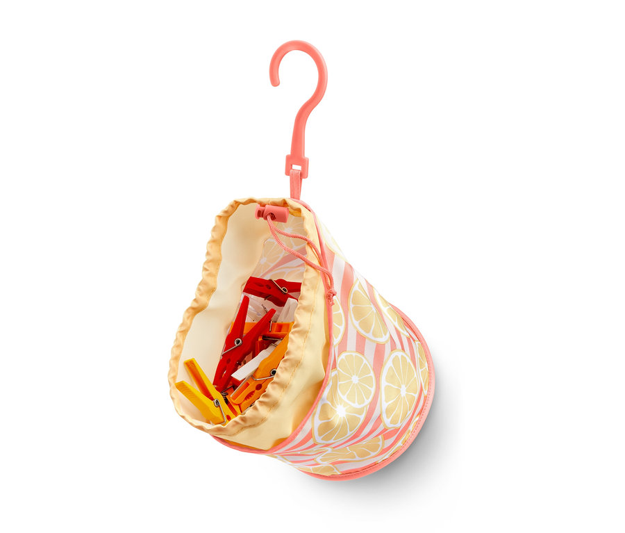 Mandal torbası, mandallarla dolu.