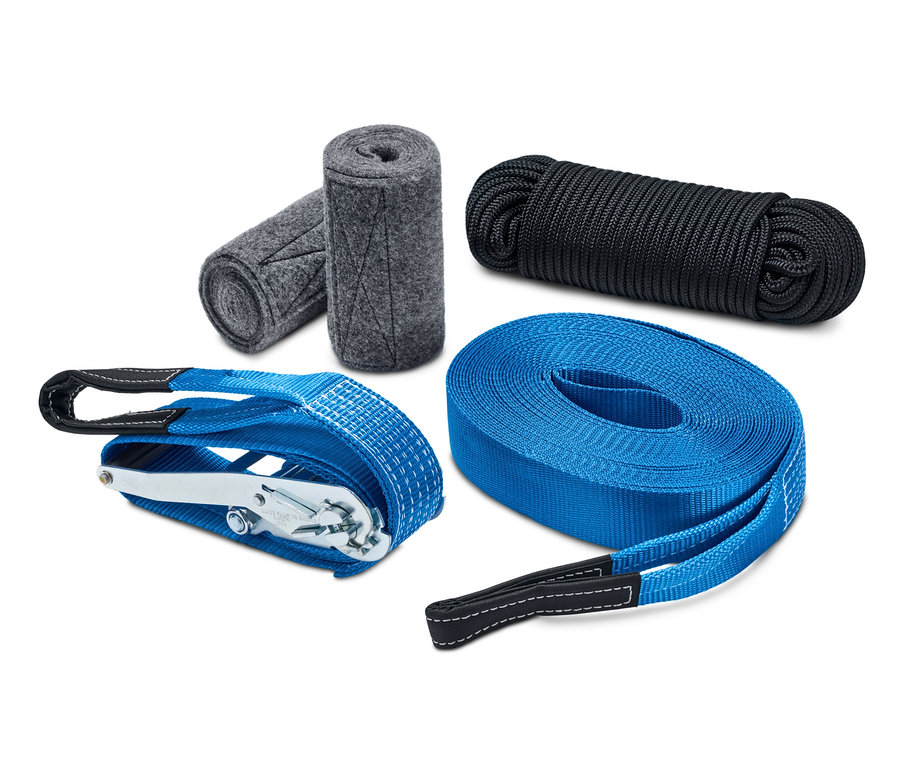 Sarılı mavi ve siyah Slackline Denge İpi ve iki gri rulo.