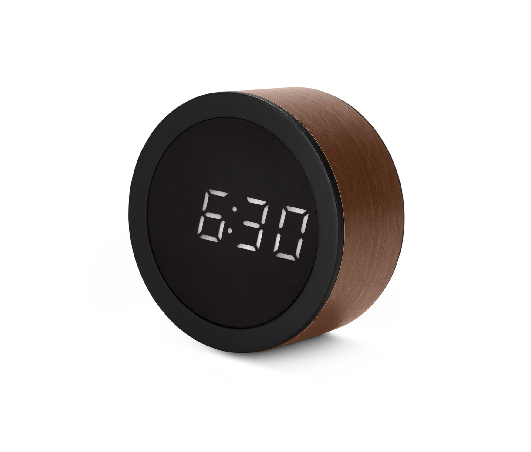 6:30'u gösteren ahşap çerçeveli dijital LED çalar saatin yakın çekimi