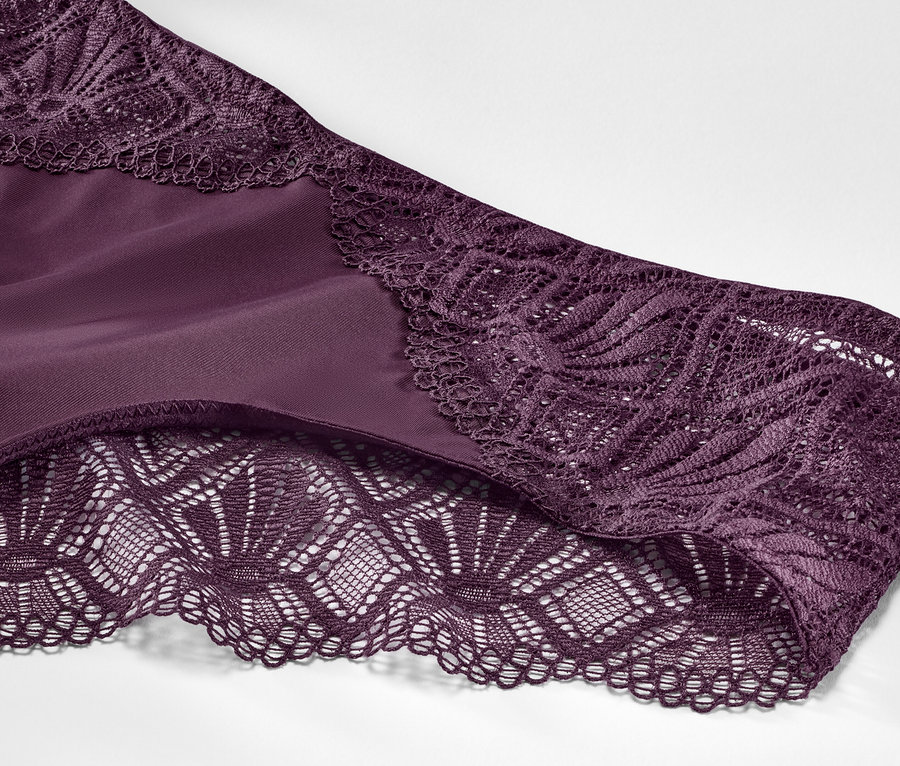 Mor renkli, dantel detaylı 2 adet Brezilya slip külotun yakın çekimi.